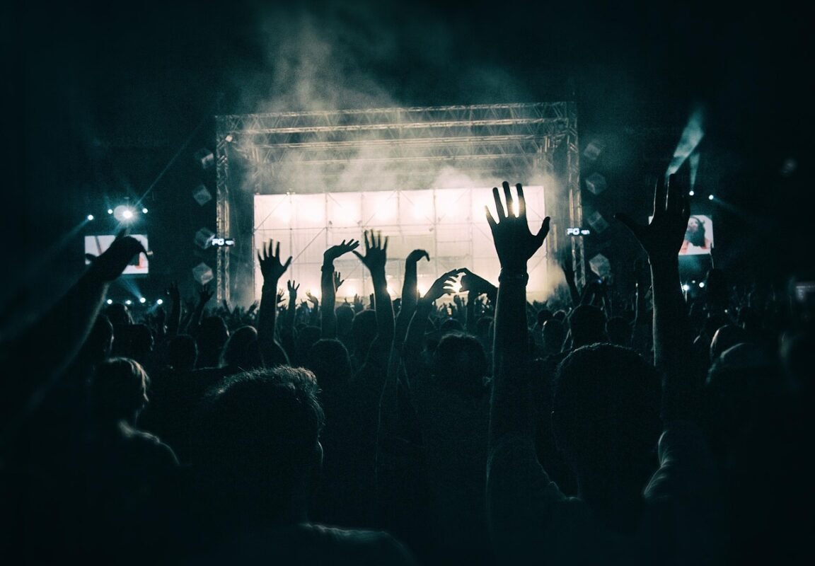 crowd-1056764_1280
