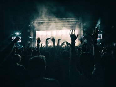 crowd-1056764_1280