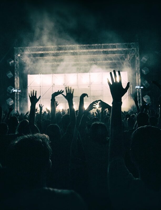crowd-1056764_1280