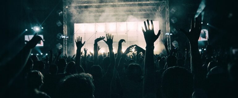 crowd-1056764_1280